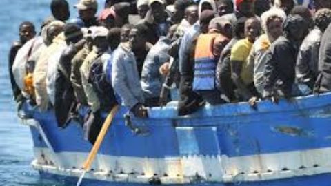 MIGRANTI: “AL LORO PAESE” O “HANNO BISOGNO DI AIUTO”?