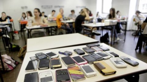 Telefonino in classe: pro e contro