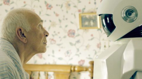 Affideresti tuo nonno ad un robot?