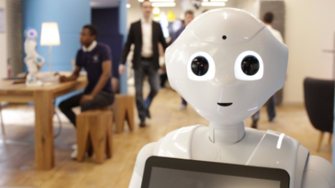 UN ROBOT AD ASCOLTARE LE STORIE DELLA NONNA