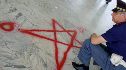 Fermare le sette sataniche