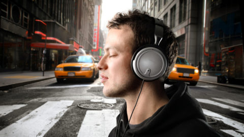 Con gli auricolari come in una bolla