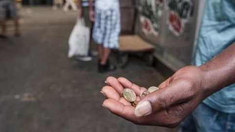 Togliamo ai poveri per ridare ai poveri.