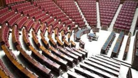 camera dei deputati deserta per il decreto sisma