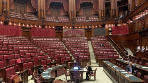 Camera dei Deputati deserta, le popolazioni indignate